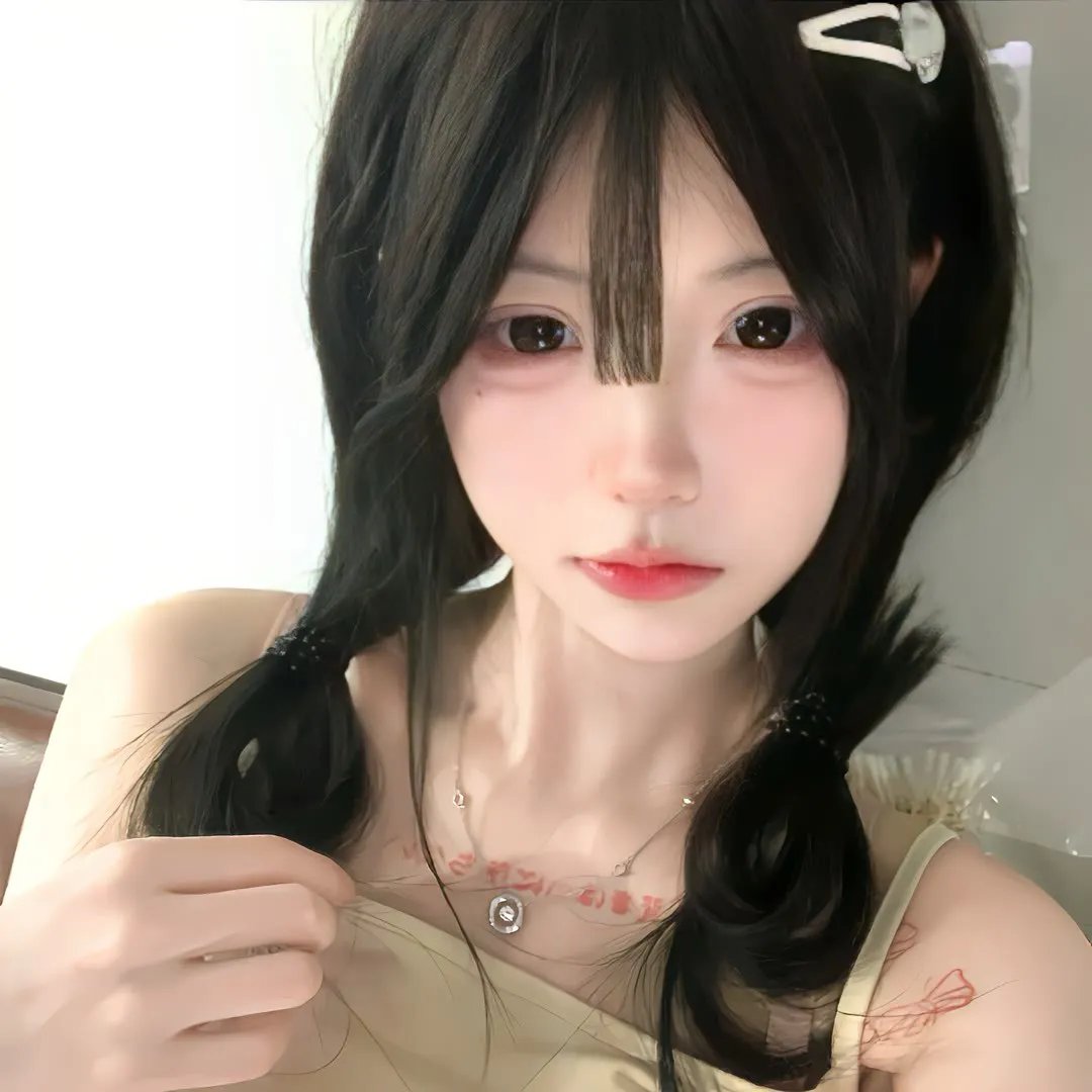 出墙红杏两家春